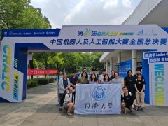 过语音领受指令；